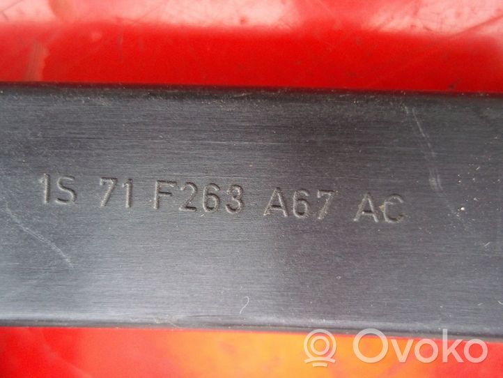 Ford Mondeo Mk III Listwa szyby drzwi przednich 1S71F263A67AC