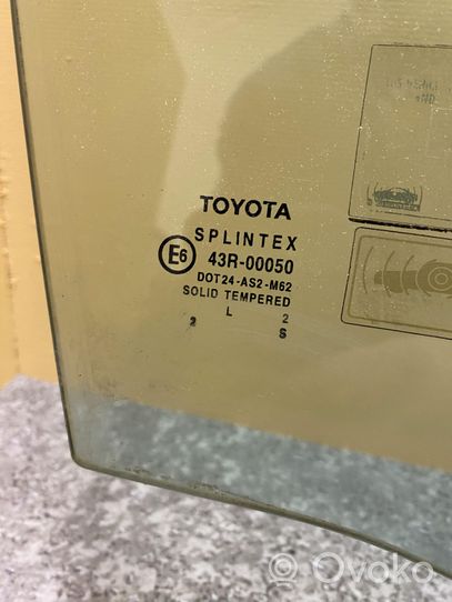 Toyota Avensis T220 Szyba drzwi przednich 43R00050