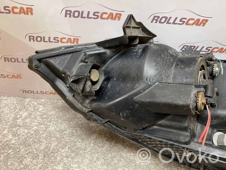 Toyota Avensis Verso Lampa przednia UPM60GF20