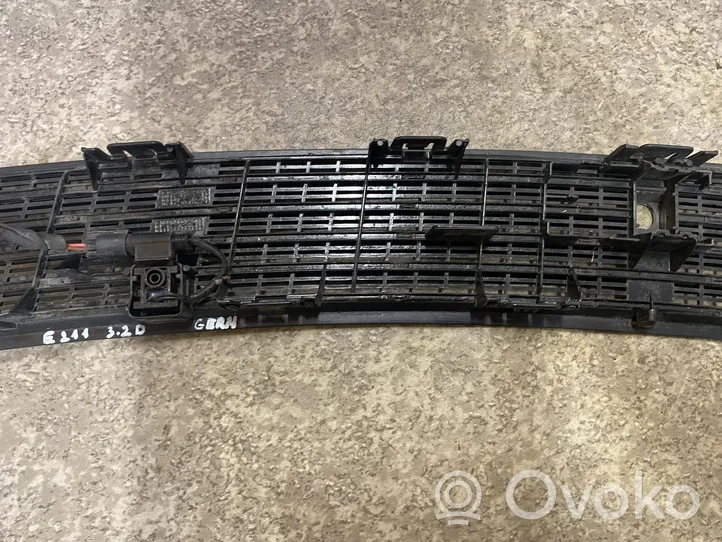 Mercedes-Benz E W211 Grille calandre de capot 2118800005