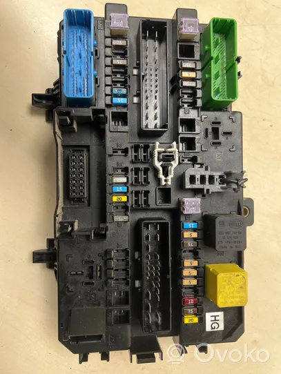 Opel Zafira B Module de fusibles 13206759