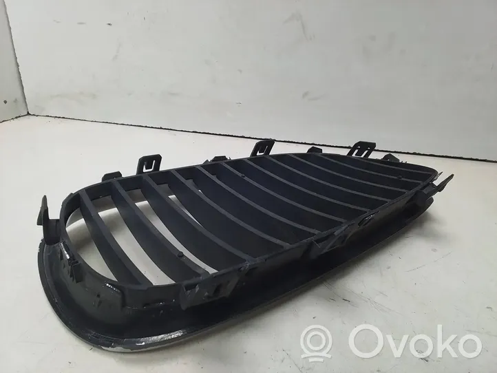 BMW 5 E60 E61 Grille calandre supérieure de pare-chocs avant 7027061