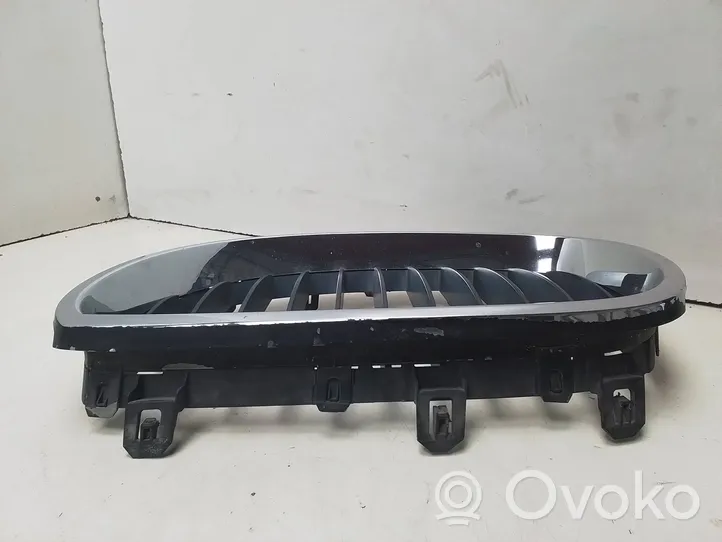 BMW 5 E60 E61 Grille calandre supérieure de pare-chocs avant 7027061