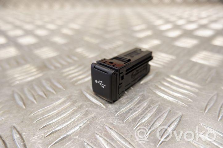 Toyota Highlander XU70 Connettore plug in USB 861900C031