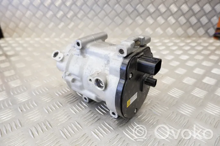 Toyota Yaris XP210 Ilmastointilaitteen kompressorin pumppu (A/C) 0424000740