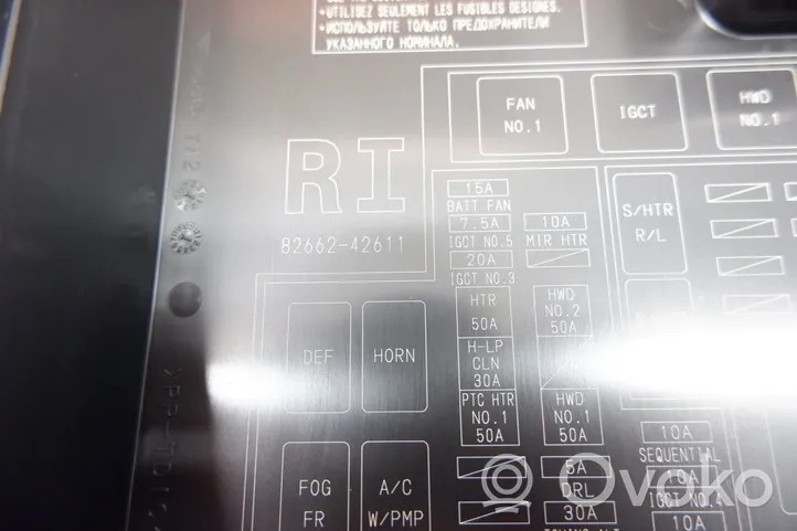 Toyota RAV 4 (XA40) Skrzynka bezpieczników / Komplet 8266242611