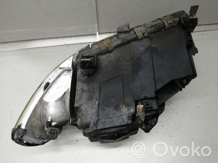 Audi A8 S8 D2 4D Lampa przednia 