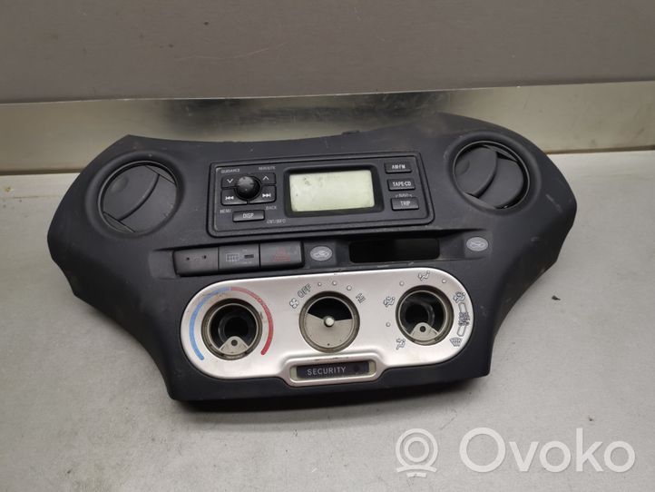 Toyota Yaris Радио/ проигрыватель CD/DVD / навигация 8611052140