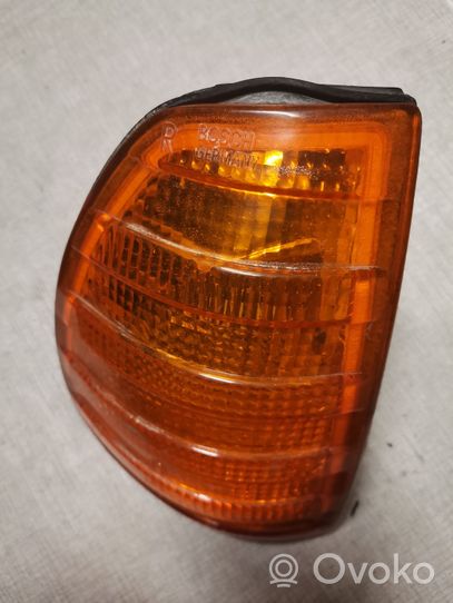 Mercedes-Benz 200 300 W123 Indicatore di direzione anteriore 1305233052