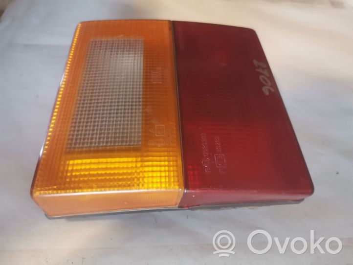 Audi 80 90 B2 Lampy tylnej klapy bagażnika 445945093