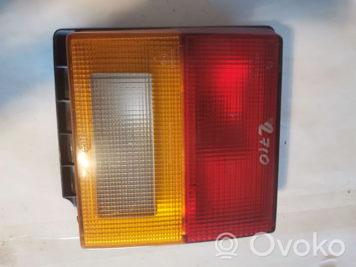 Audi 80 90 B2 Lampy tylnej klapy bagażnika 811945225