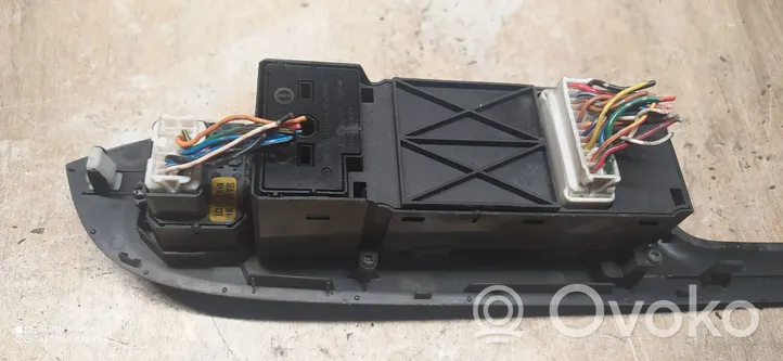 Honda CR-V Moldura del interruptor de la ventana de la puerta delantera 35750