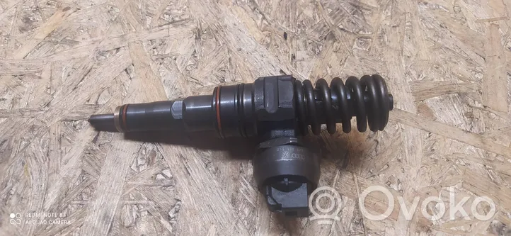 Volkswagen PASSAT B5 Fuel injector 045130073t