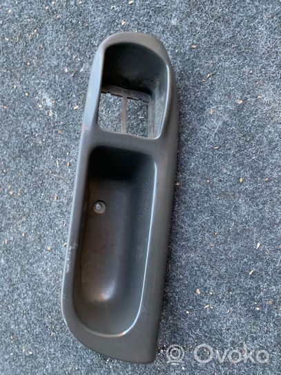 Renault Scenic I Front door window switch trim 7700431172