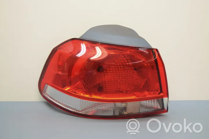 Volkswagen Golf VI Aizmugurējais lukturis virsbūvē 5K0945111