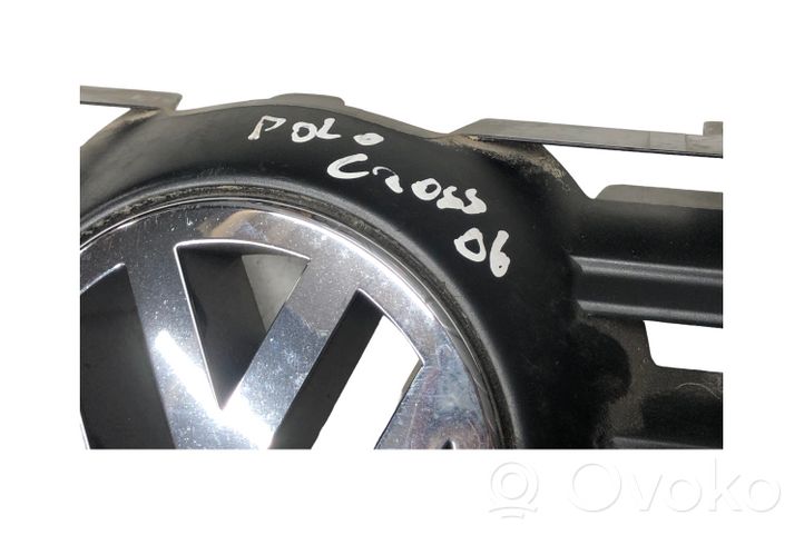 Volkswagen Cross Polo Grotelės viršutinės 6Q0853653E