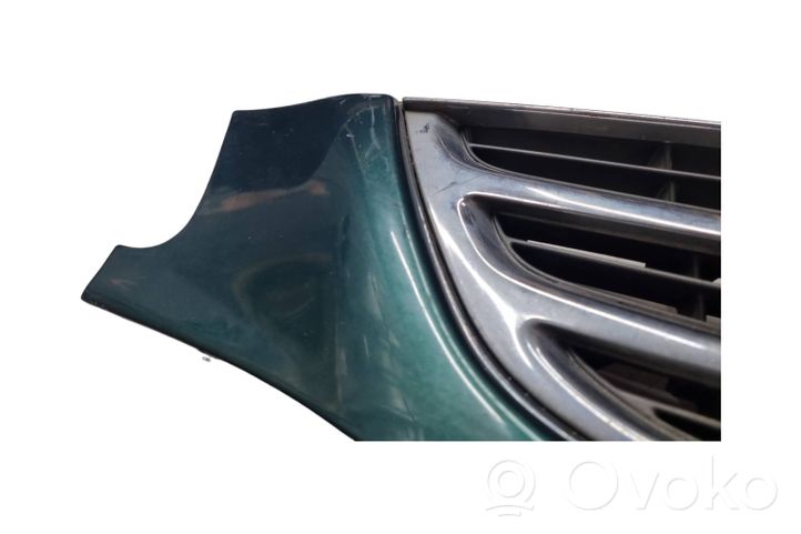 Toyota Avensis T220 Etupuskurin ylempi jäähdytinsäleikkö 5311105030F