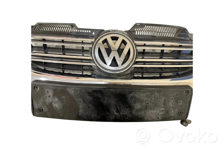 Volkswagen Golf V Etupuskurin ylempi jäähdytinsäleikkö 1K5853653C