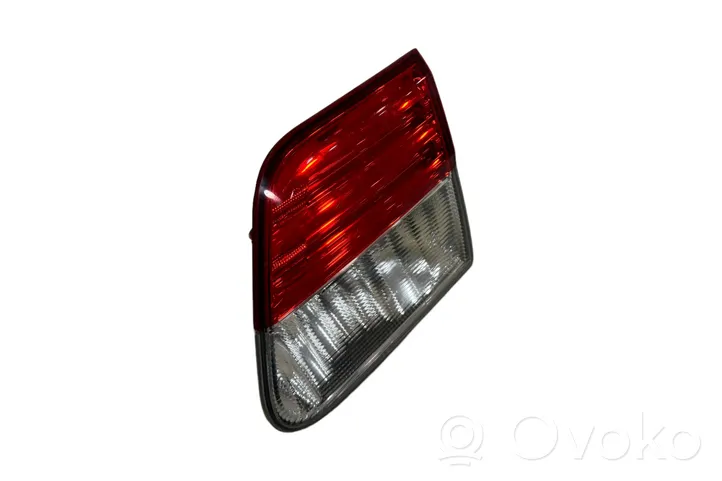 Toyota Avensis T270 Lampy tylnej klapy bagażnika E415477