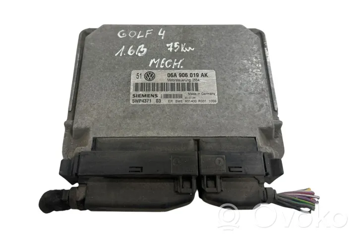 Volkswagen Golf IV Calculateur moteur ECU 06A906019AK