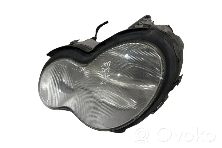 Mercedes-Benz C W203 Lampa przednia A2038201161