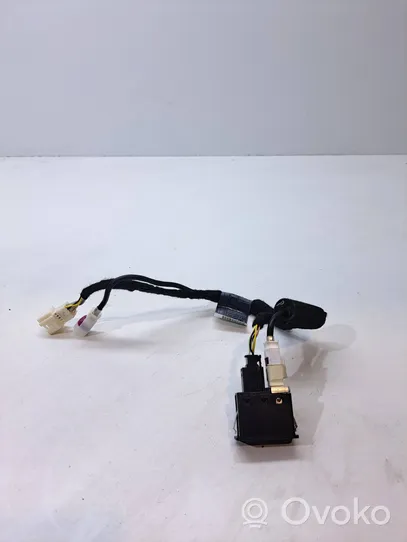 BMW 3 E90 E91 USB socket connector 9189175