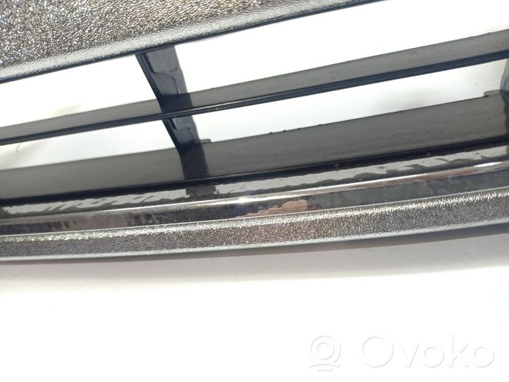 Toyota Hilux (AN120, AN130) Grille de calandre avant 81P305-1