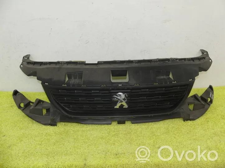 Peugeot Partner III Maskownica / Grill / Atrapa górna chłodnicy 9818281980