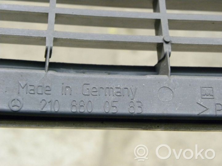 Mercedes-Benz E W210 Maskownica / Grill / Atrapa górna chłodnicy 2108800583