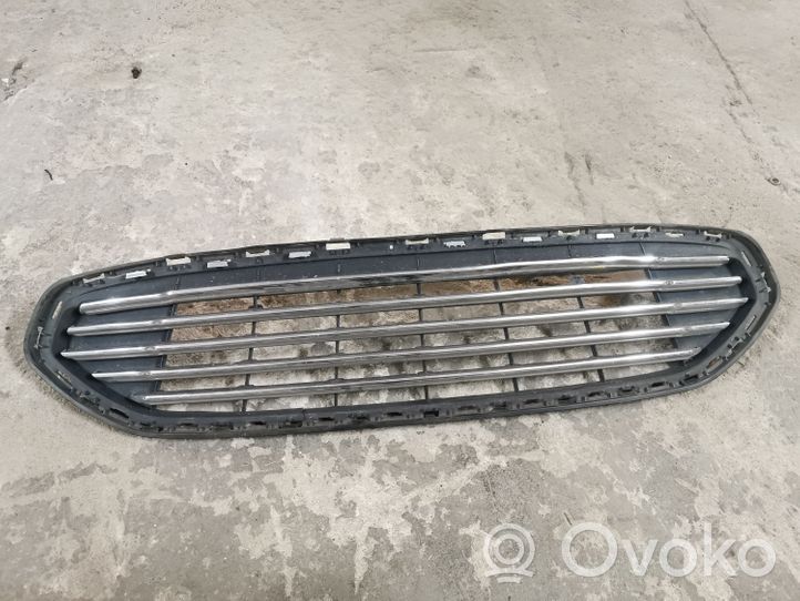 Ford Fusion II Grotelės viršutinės DS738150BDW