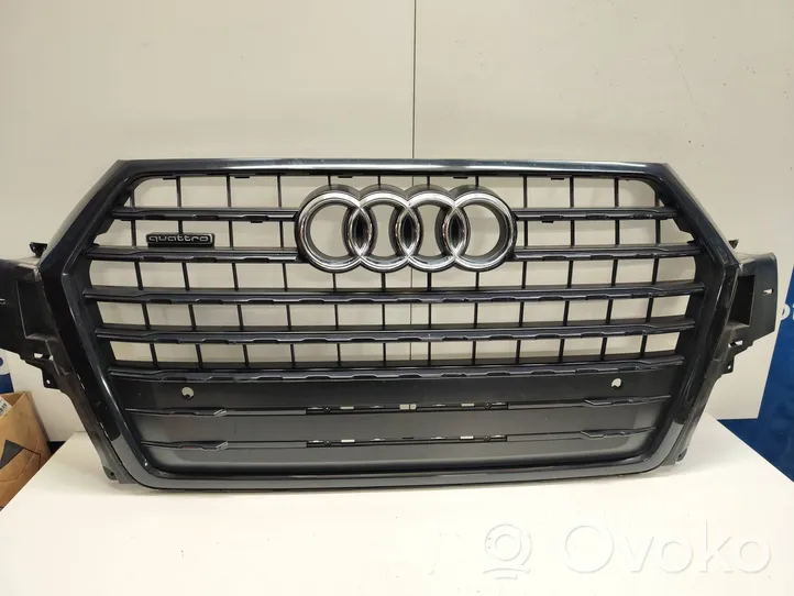 Audi Q7 4M Grotelės viršutinės 4M0853651F