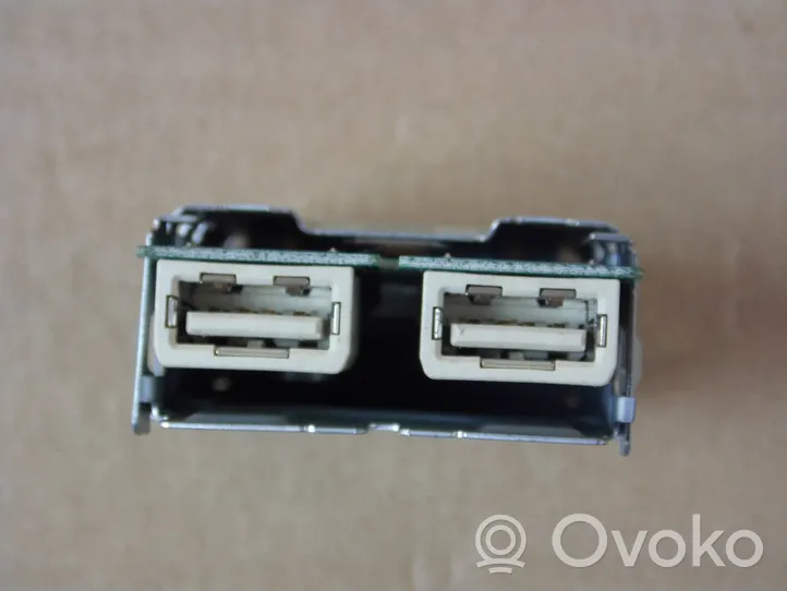 Toyota RAV 4 (XA50) Connecteur/prise USB 8553233020