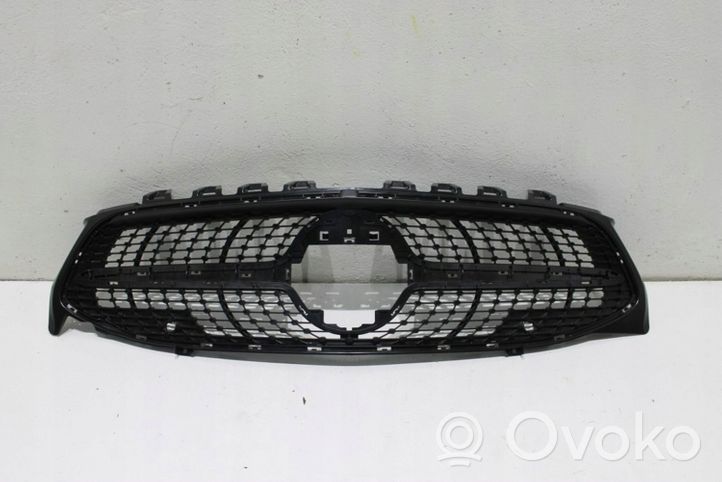 Mercedes-Benz CLA C118 X118 Grille calandre supérieure de pare-chocs avant A1188880000