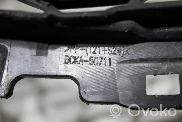 Mazda 3 Maskownica / Grill / Atrapa górna chłodnicy BCKA50711