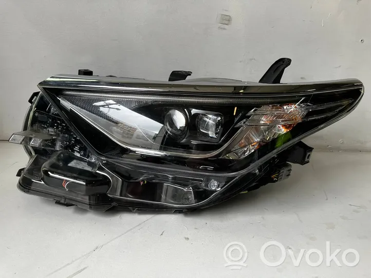 Toyota Auris E180 Lampa przednia 