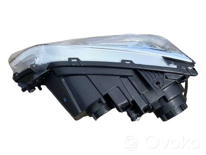 KIA Sorento Lampa przednia 921023E5XX