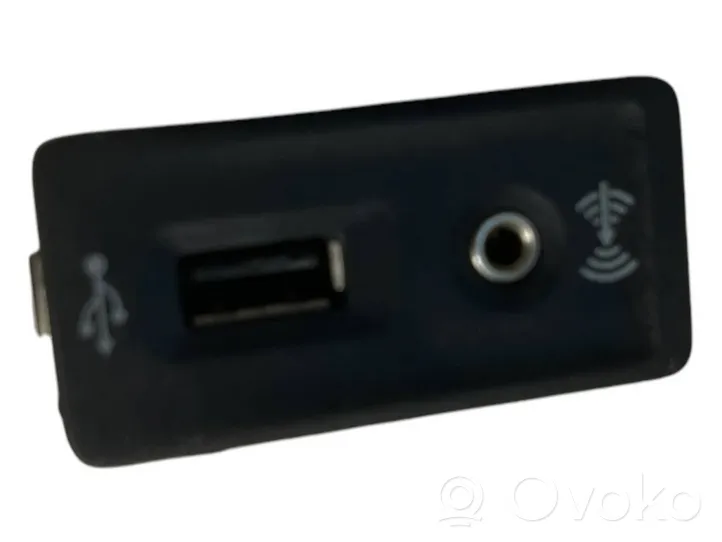 Volkswagen Crafter Connettore plug in USB 5g0035222e