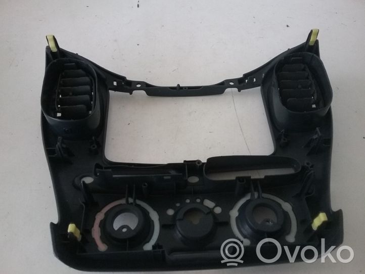 Toyota Yaris Mascherina unità principale autoradio/GPS 7591387014