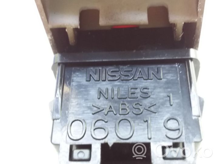 Nissan Versa Przycisk świateł awaryjnych 06019