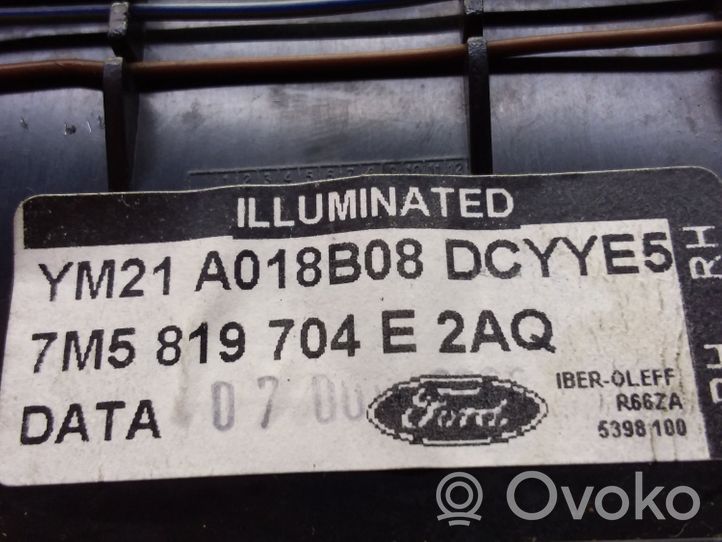 Ford Galaxy Kojelaudan tuuletussuuttimen suojalista YM21A018B08