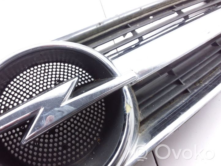 Opel Vectra C Front bumper upper radiator grill 13106812