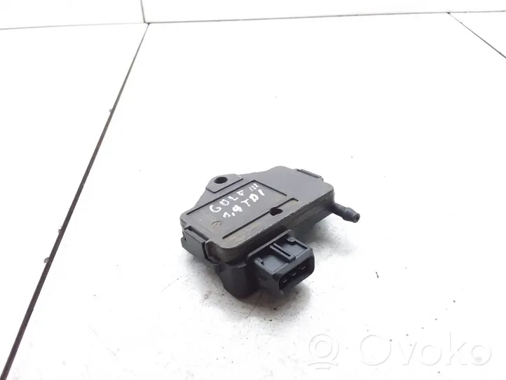 Volkswagen Golf III Air pressure sensor 3A0906051