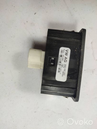 Volkswagen Caddy USB socket connector 3G0035222