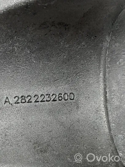 Mercedes-Benz A W177 AMG Vetoakselin tukilaakerin kiinnike A2822232600