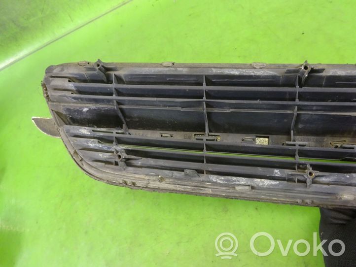 Opel Vectra C Front bumper upper radiator grill 464192822