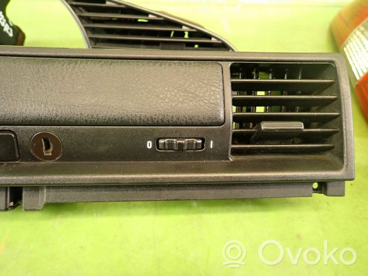 BMW 3 E36 Griglia di ventilazione posteriore 