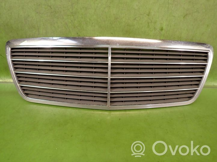 Mercedes-Benz E W210 Grille calandre supérieure de pare-chocs avant 2108800583