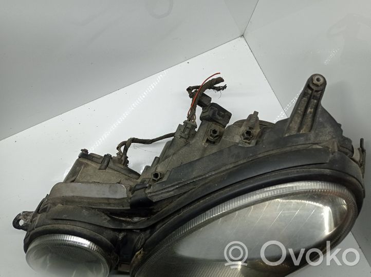 Mercedes-Benz E W211 Lampa przednia 15435900