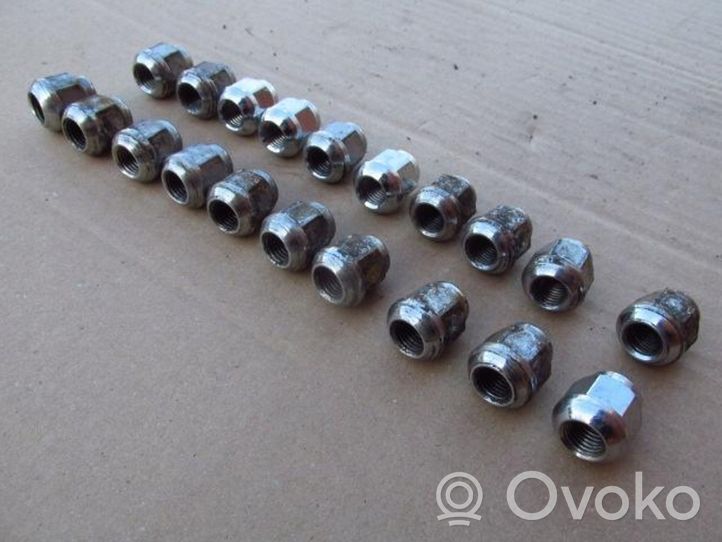 Honda CR-V Anti-theft wheel nuts and lock 