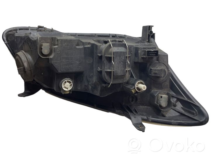 Toyota Corolla E120 E130 Lampa przednia 8115002380